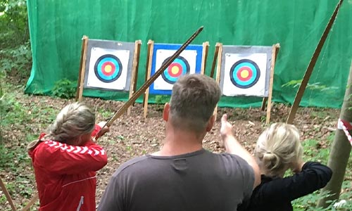 Bueskydning som holdkonkurence ved teambuilding i Danmark.