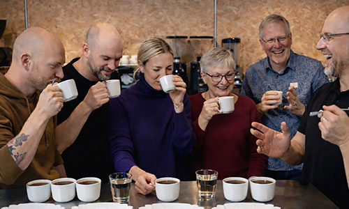 Kaffesmagning som teambuilding øvelse hvor deltagerne skal riste egen kaffe og smage forskellige typer kaffe