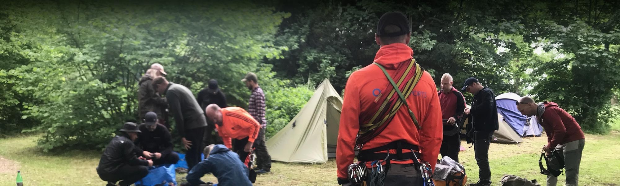 Adventure race teambuilding hvor hold samarbejder om fysiske og mentale udfordringer