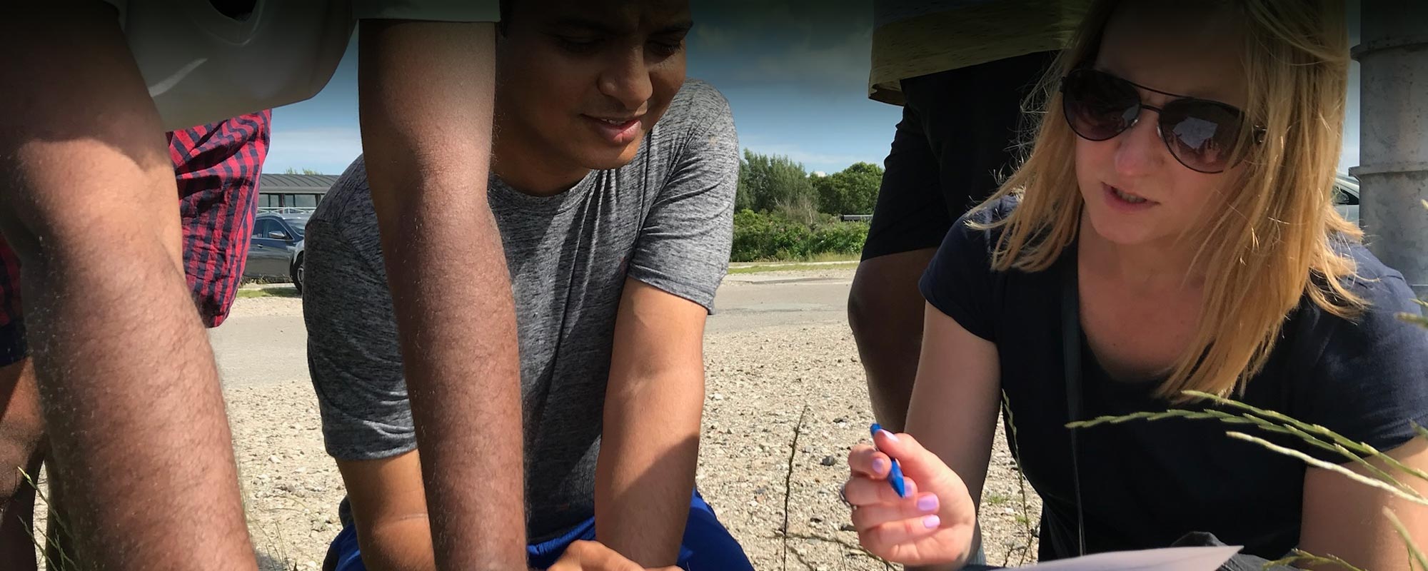 GPS skattejagt teambuilding hvor teams samarbejder om at finde poster ved hjælp af navigation