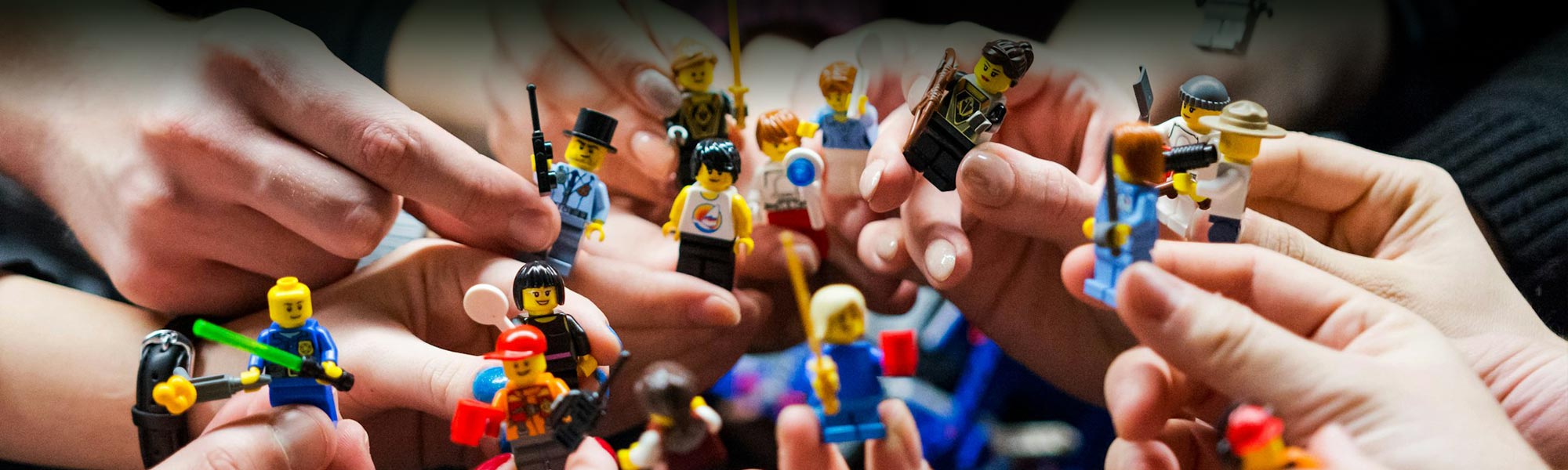 LEGO teambuilding hvor teams samarbejder om kreative byggeopgaver