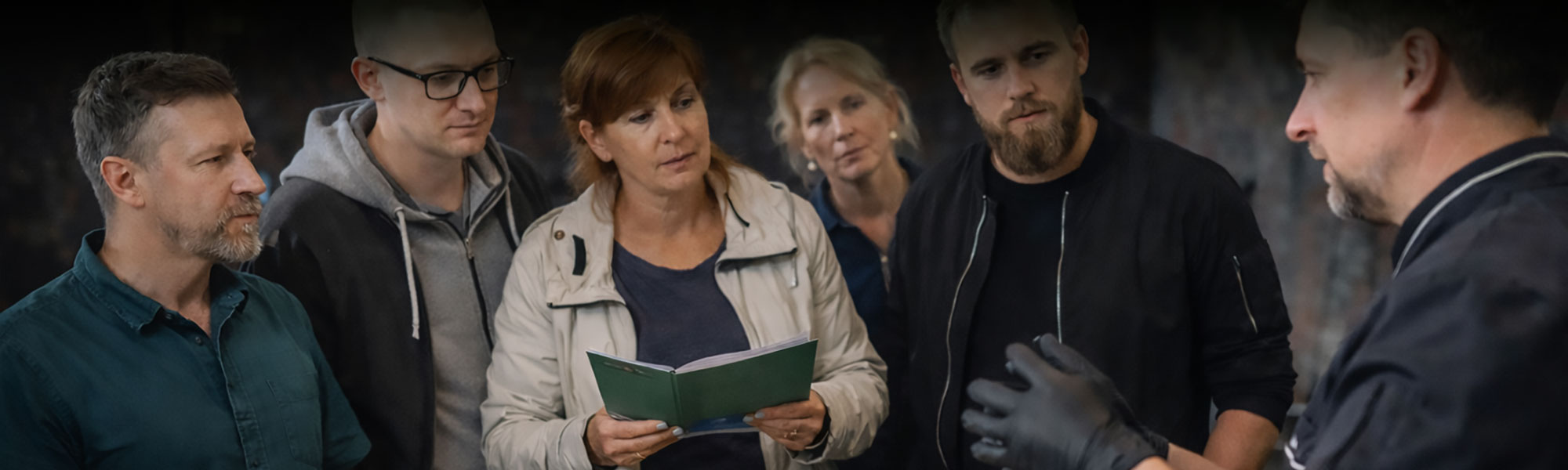 Mad i mørke teambuilding, hvor deltagerne gennem en sanselig oplevelse skal samarbejde og fokusere i fællesskab